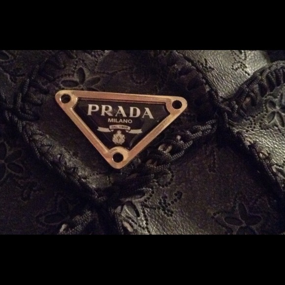 A Prada handbag only used 2 times - Picture 2 of 3