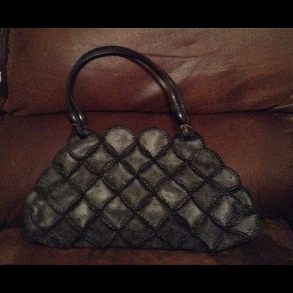 A Prada handbag only used 2 times - Picture 3 of 3
