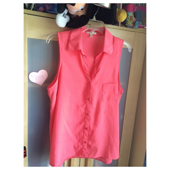Refreshing salmon colored sleeveless collard top😘