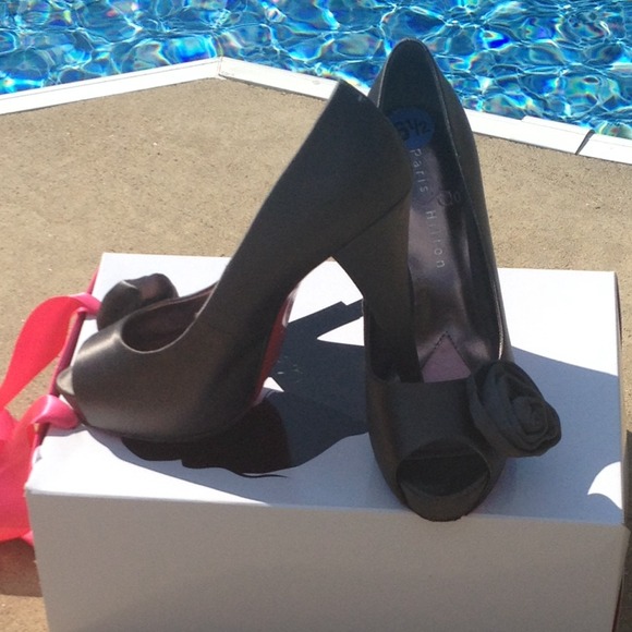 Paris Hilton grey satin pumps w/ flower detail