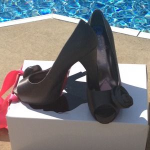 Paris Hilton grey satin pumps w/ flower detail