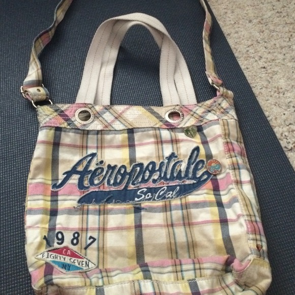 Cross body or over the shoulder bag.