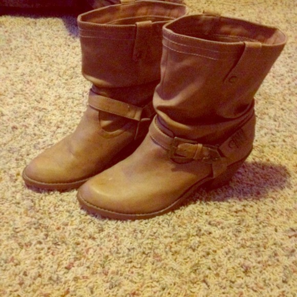 Light brown size 7.5 ankle boots! Like new