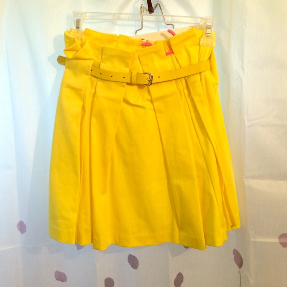 Adorable yellow skirt