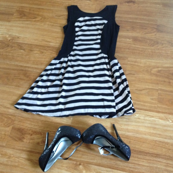 Black and grey stripes short dress small juniors - Picture 3 of 4