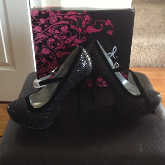 Black shimmering glossy high heels!!