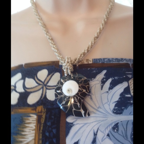 Bali shells and beads necklace w/matching earrings