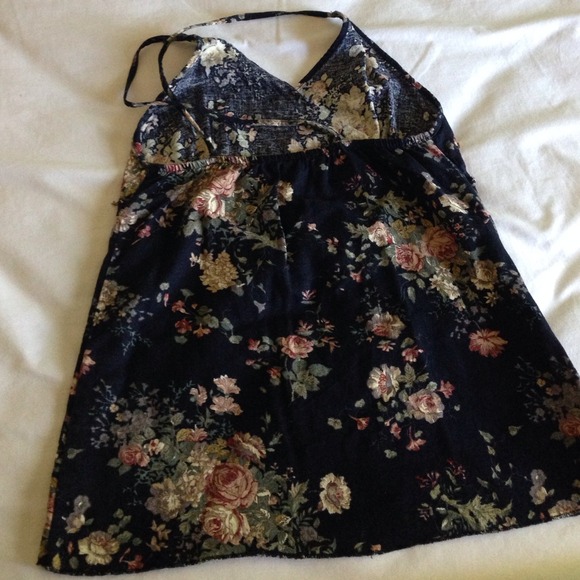 Black beaded floral print criss-cross top - Picture 2 of 3