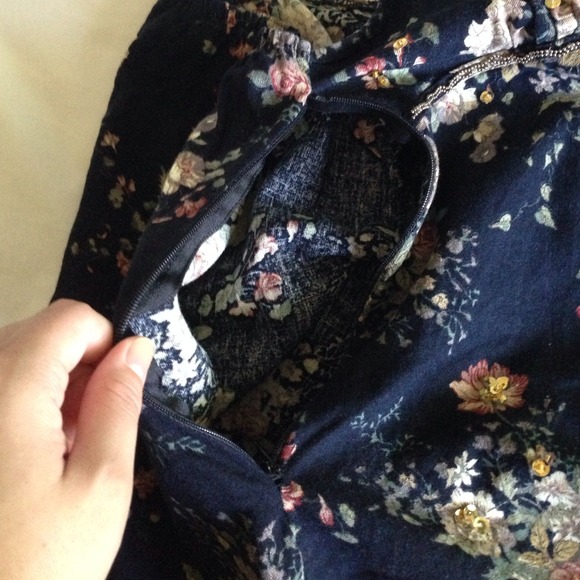 Black beaded floral print criss-cross top - Picture 3 of 3