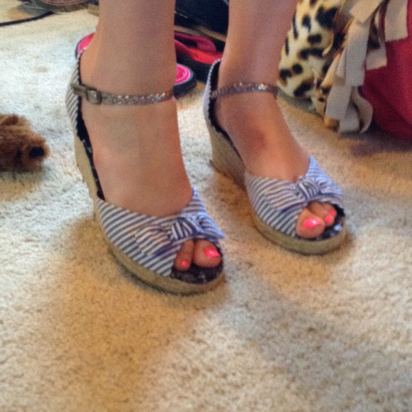 White and blue striped wedges