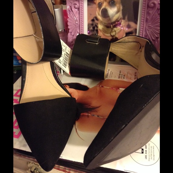 SOLD!! Zara black pointy heels - Picture 3 of 4