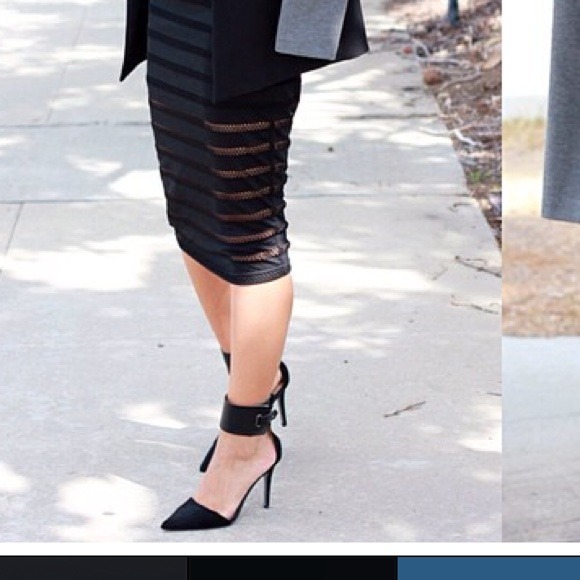 SOLD!! Zara black pointy heels - Picture 2 of 4