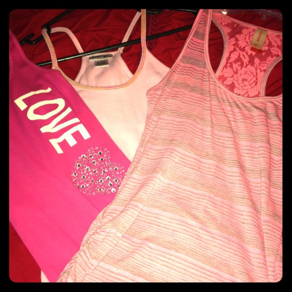 ❌Sold❌🎀 3 pink colored  tank tops size medium 🎀