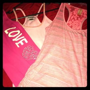 ❌Sold❌🎀 3 pink colored  tank tops size medium 🎀