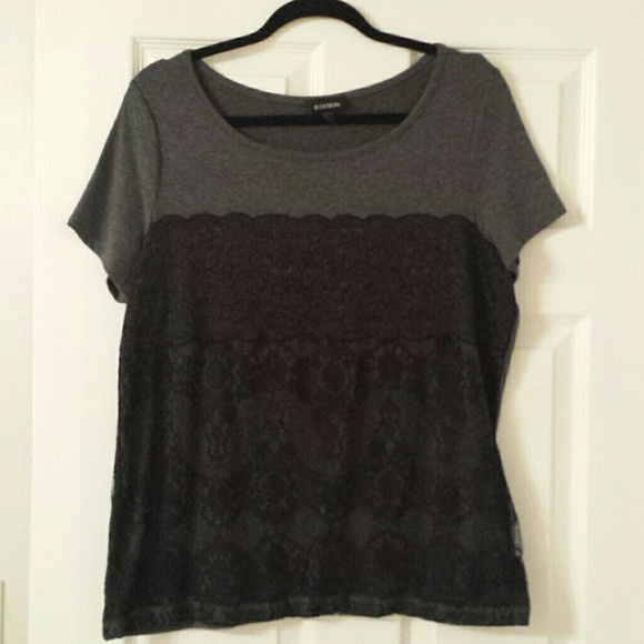 Gray and black t shirt xl