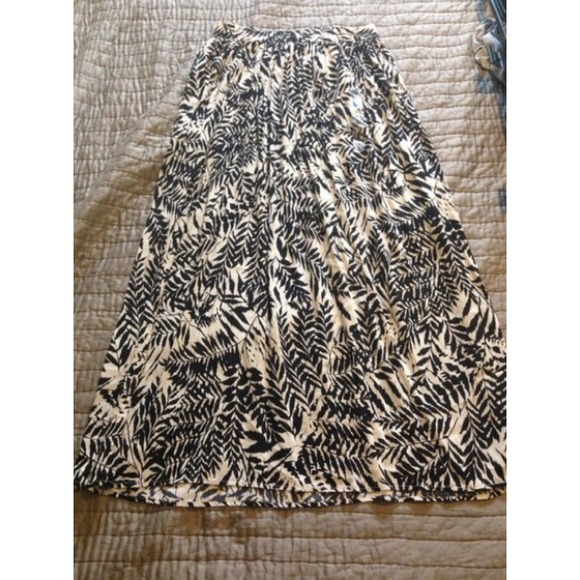 GAP Dresses & Skirts - 🎉HP 7/5🎉NWOT GAP Leaf Print Maxi Skirt
