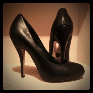 Reserved 🎃 👠Bakers Classic black pumps