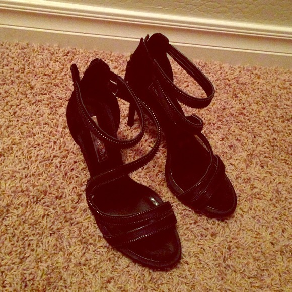 Awesome shoes, flattering with any dress.