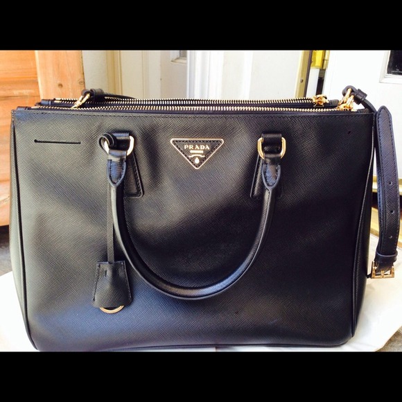 ❤️No longer available❤️Prada Saffiano Medium Black