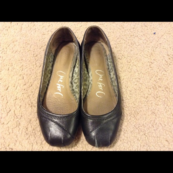 TOMS Black Leather Ballerina Flats size 7