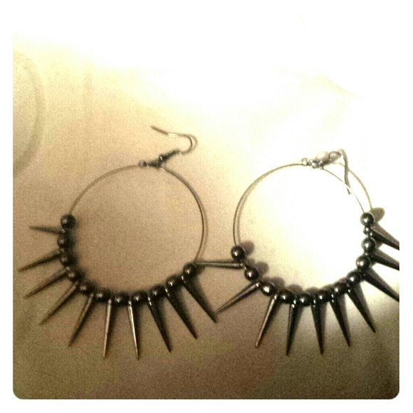 Spike earings (: