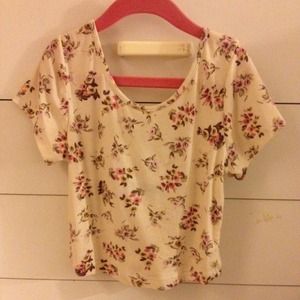 ❌ Traded ❌ Brandy Melville floral crop top