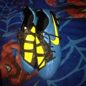 Woman size 8.5 nike cleats