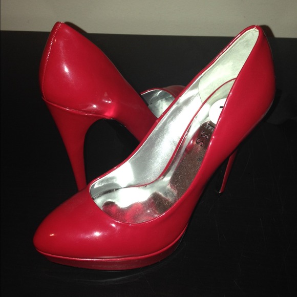 🚫SOLD 🚫 BN Guess Red Patent Platform Pumps