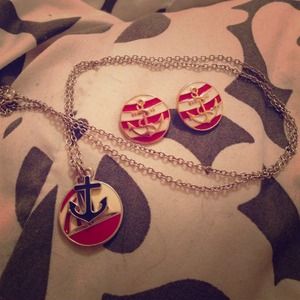 Earring/ neckless set.