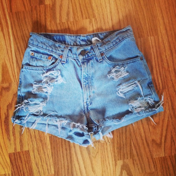 High waisted Levi shorts.