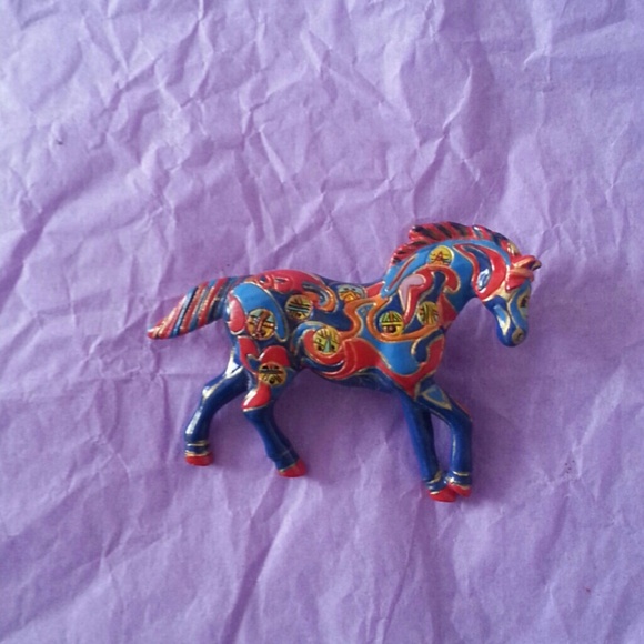 Horse pin