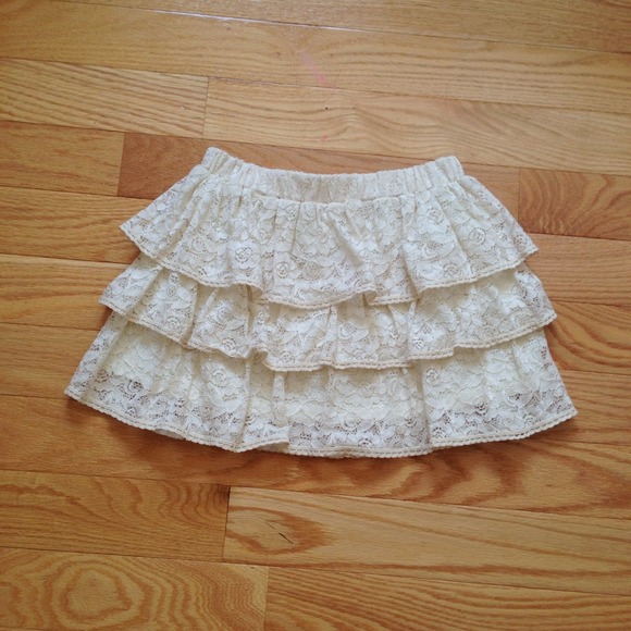 🌟HP 9/13🌟Adorable Cream Lace Tiered Skirt - Picture 2 of 3