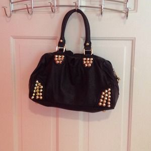 BLACK STEVE MADDEN BOWLER BAG WITH GOLD STUDS