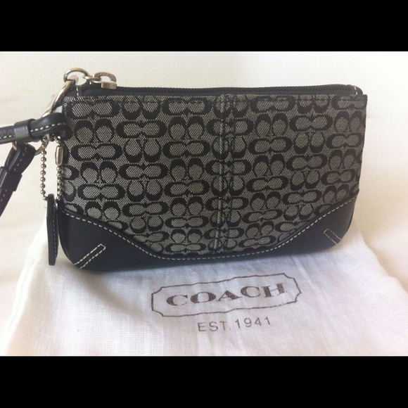 🔴♥️SOLD♥️🔴💥HOST PICK💥 Coach wristlet - Picture 2 of 4