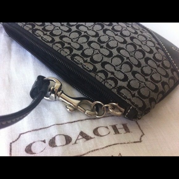 🔴♥️SOLD♥️🔴💥HOST PICK💥 Coach wristlet - Picture 3 of 4