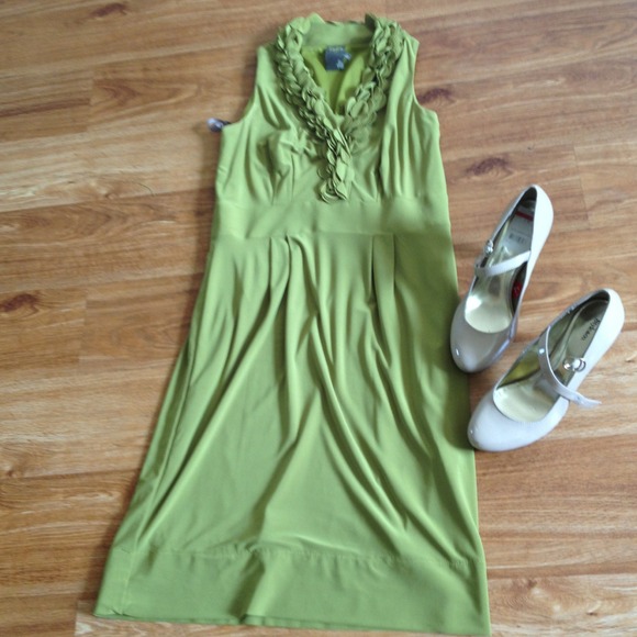 This gorgeous dress is ready to go ! - Picture 3 of 4