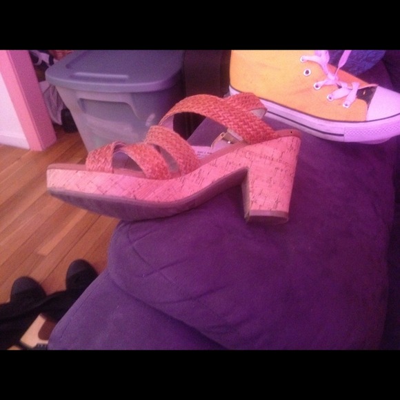 Dana buckman size 71/2 nwot Carmel in color - Picture 2 of 4