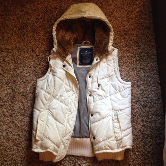 American Eagle white winter vest