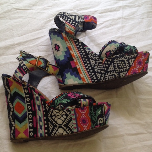 Steve Madden wedge sandal size 7.5m