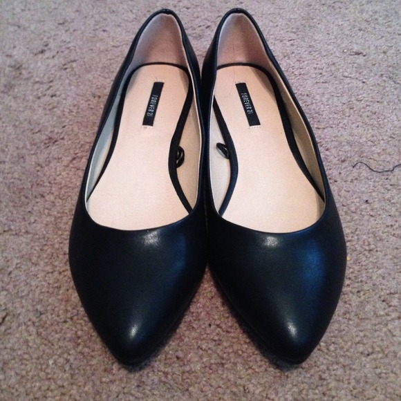 NWOT - Brand new black pointed flats