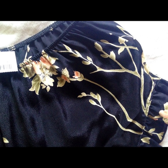 ❌Sold❌ Brandy Melville floral vodi shorts NWT - Picture 2 of 3