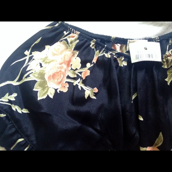 ❌Sold❌ Brandy Melville floral vodi shorts NWT - Picture 3 of 3