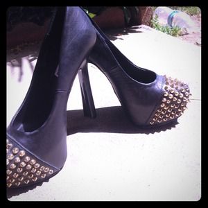 Never worn Steve Madden pumps!