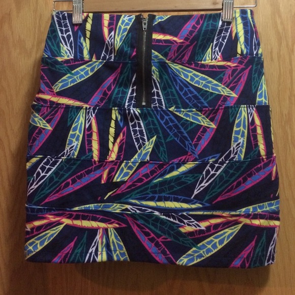 Fun feather skirt! - Picture 2 of 2