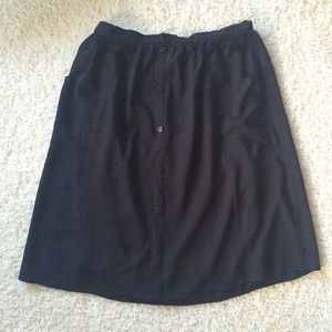 Everly Cute black Skirt w/ front pockets.
