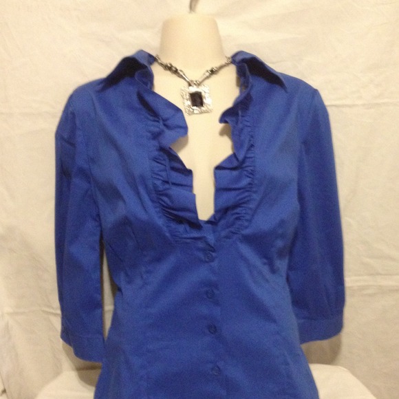 Three-quarter sleeve top with tieback