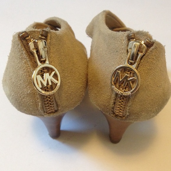 π«SOLDπ« Michael Kors Nude Suede Heels - Picture 2 of 4