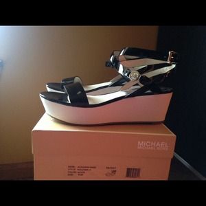 MICHAEL KORS JALITA CHARM SANDAL
