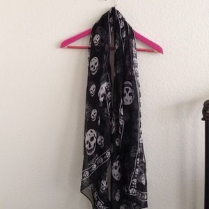 🌷 White and black scarf