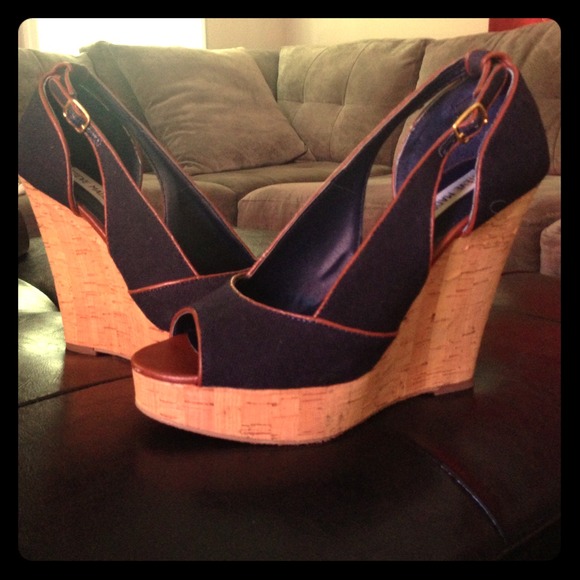 Steven Madden Navy blue w/brown pipping wedge!